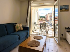 TV - Central Arcachon - Beautiful 1BR with Loggia and Secured Parking (Arcachon)