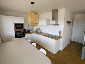 Kylskåp, mikrovågsugn, ugn och spishäll