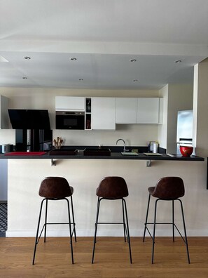 Kühlschrank, Mikrowelle, Ofen, Geschirrspüler