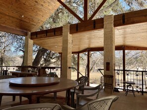 Outdoor dining - Porter's Tree Haus, Private Riverfront @Vacation Frio River Sleeps 17-34 (Concan)