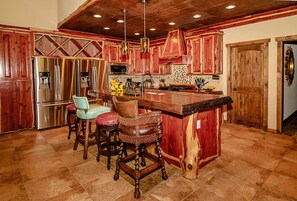 Full-size fridge, microwave, oven, stovetop - Porter's Tree Haus, Private Riverfront @Vacation Frio River Sleeps 17-34 (Concan)