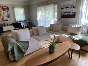 Smart-tv, eldstad, dvd-spelare och bordsfotboll