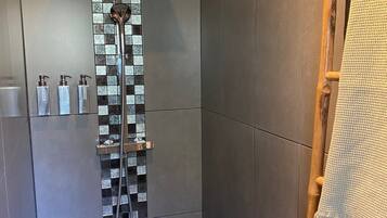 Baignoire, sĂšche-cheveux, serviettes fournies, savon