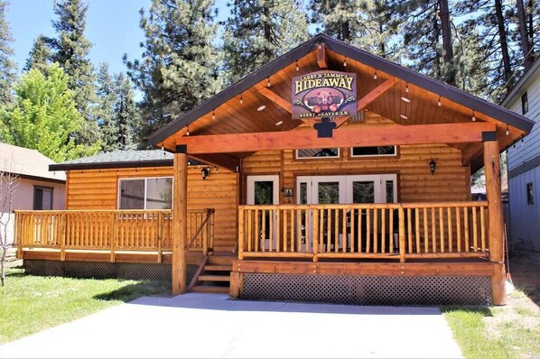 Escape to Larry & Tammy's Hideaway, where a covered porch and serene surroundings await.