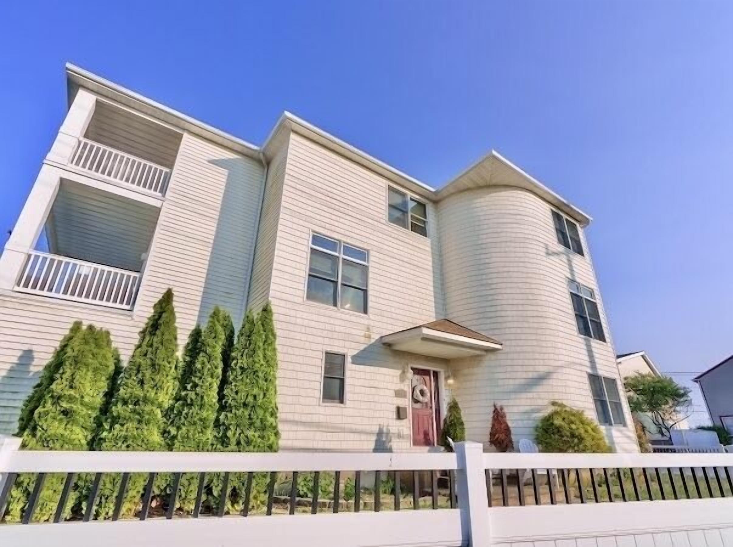 3-night minimum large shore home: sleeps 20, fenced, pet-friendly, walkable.