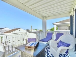 Property grounds - Multi-fam beach house, sleeps 18: fenced, walk to shops bars grocery mini golf (Brigantine)
