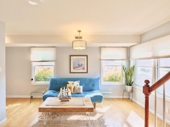 Smart TV, stereo - Multi-fam beach house, sleeps 18: fenced, walk to shops bars grocery mini golf (Brigantine)