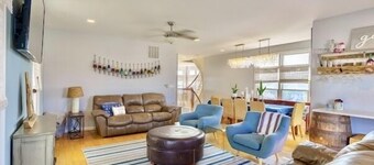 Multi-fam beach house, sleeps 18: fenced, walk to shops bars grocery mini golf