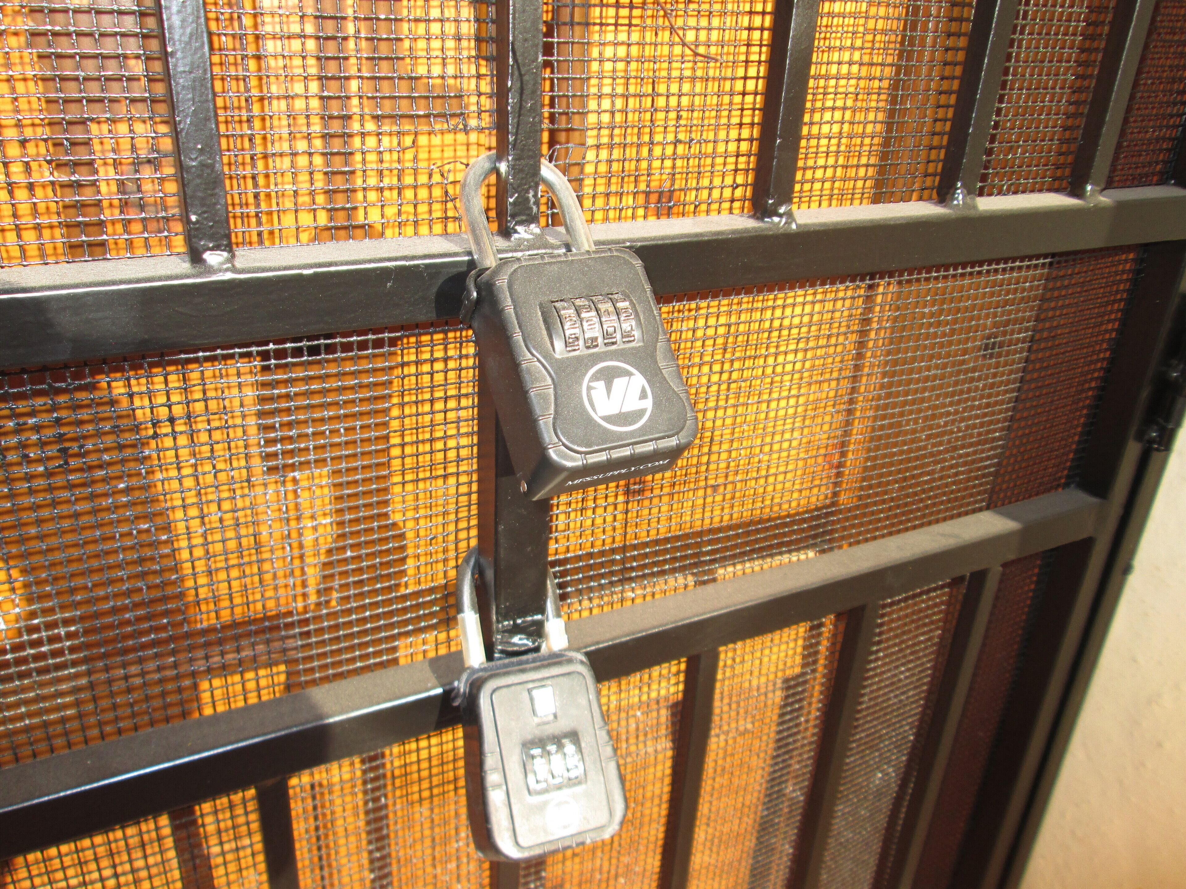 Une porte métallique dotée d’un verrou de sécurité et d’un trou de serrure.