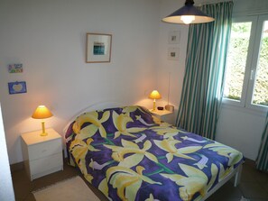 4 slaapkamers, een strijkplank/strijkijzer, reisbedje, gratis wifi