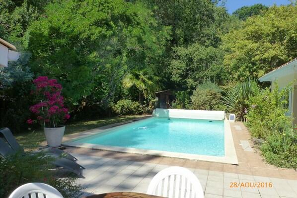 Una piscina al aire libre, una piscina climatizada