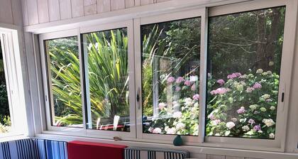 Kaunis huvila erittäin hiljainen 400m rannalta, uima-allas ja poreallas.