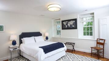 5 bedrooms, desk, iron/ironing board, travel cot