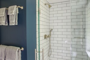 Combined shower/bathtub, hair dryer, towels, soap - The Federal Twist House (Stockton)