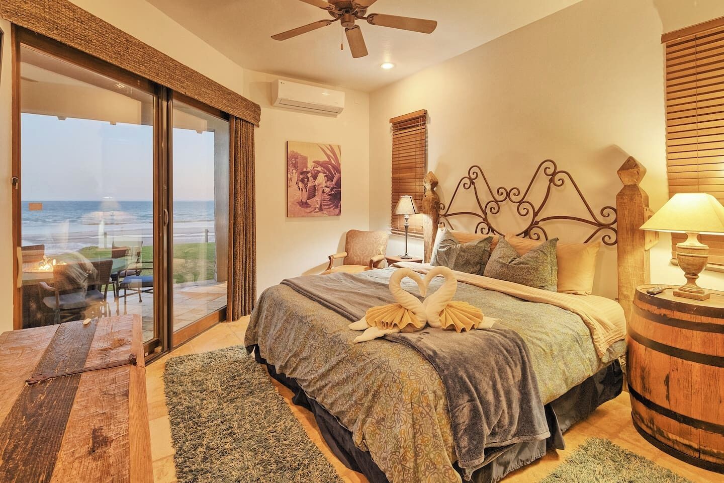 5 soverom, skrivebord, strykejern/-brett og reiseseng for barn