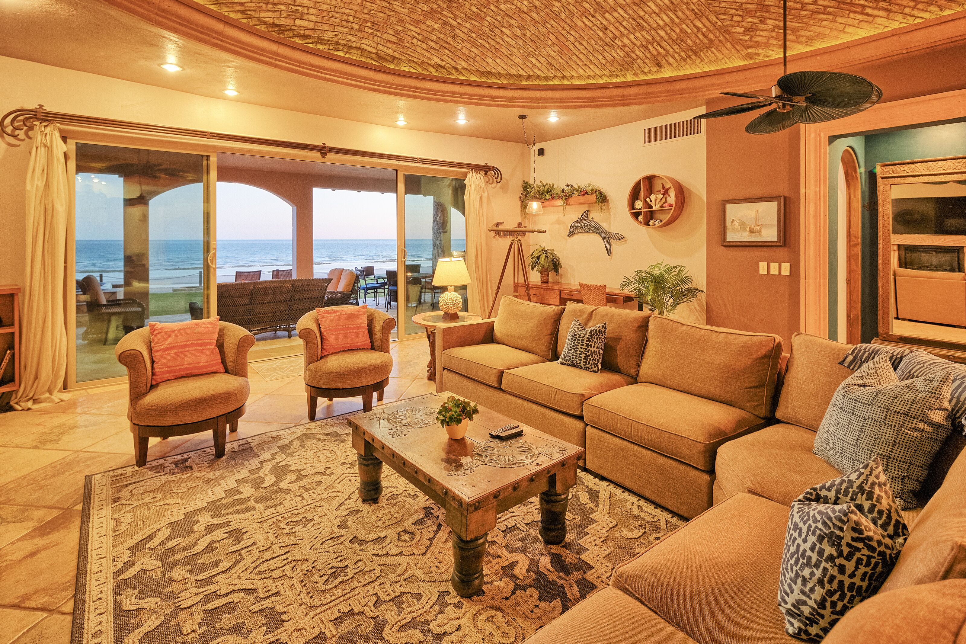 TV connectée, cheminée, Netflix, lecteur de DVD