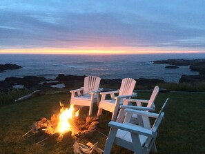 Property grounds - Seaside Cottage - Oceanfront (Yachats)