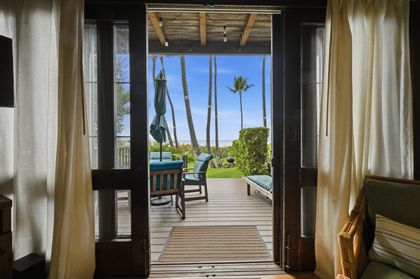 Smart TV, DVD player, books, stereo - Maui Beach House (Kihei)