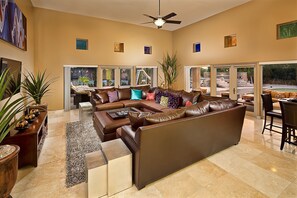 スマートテレビ、暖炉、DVD プレーヤー、卓球台