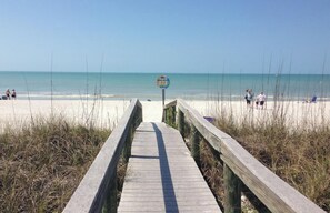 Chaises longues, serviettes de plage