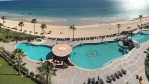 Un complexe hôtelier doté d’une grande piscine, d’une plage et offrant une vue sur l’océan.