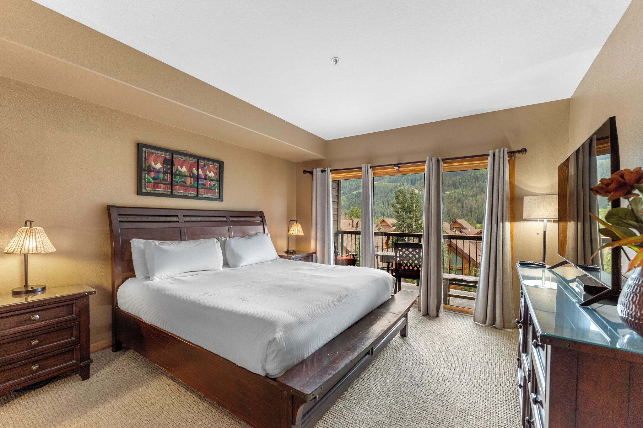 3 soverom, strykejern/-brett, internettilgang og sengetøy