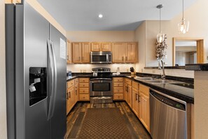 冷蔵庫、電子レンジ、オーブン、コンロ