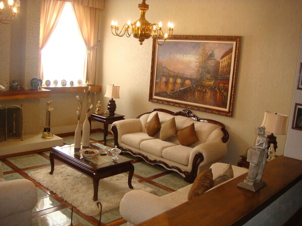 Fernseher, Kamin, DVD-Player, Tischfußball