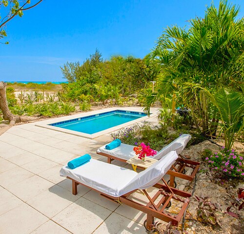 Grace Bay Beach 7acre Resort: Guesthouse Ocean Views+Pool+Oceanfront+Lush Garden