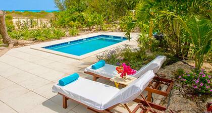 Grace Bay Beach 7acre Resort: Guesthouse Ocean Views+Pool+Oceanfront+Lush Garden
