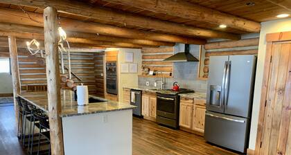 UUSI! 5BR / 5. 5BA remontoitu historiallinen hirsimökki kaupungin sydämessä!