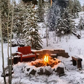 Property grounds - 5BR/5.5BA Renovated Historic Log Cabin in the Heart of Town! (Grand Lake)