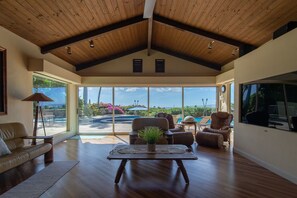 Smart TV, video games, DVD player, books - Breath taking ocean and volcano views! Pool,Close to beaches and everything else (Kihei)