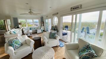 TV connectée, cheminée, livres, chaßne hi-fi