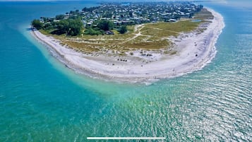 Plage, chaises longues, serviettes de plage
