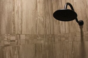 Ensemble douche/baignoire, sèche-cheveux, serviettes fournies, savon