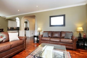 Smart TV, caminetto, videogiochi