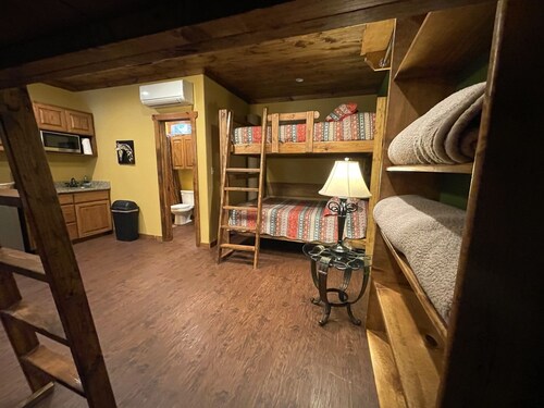 Adelynn's Hideaway, Exclusive Private Riverfront @Vacation Frio River Room #2