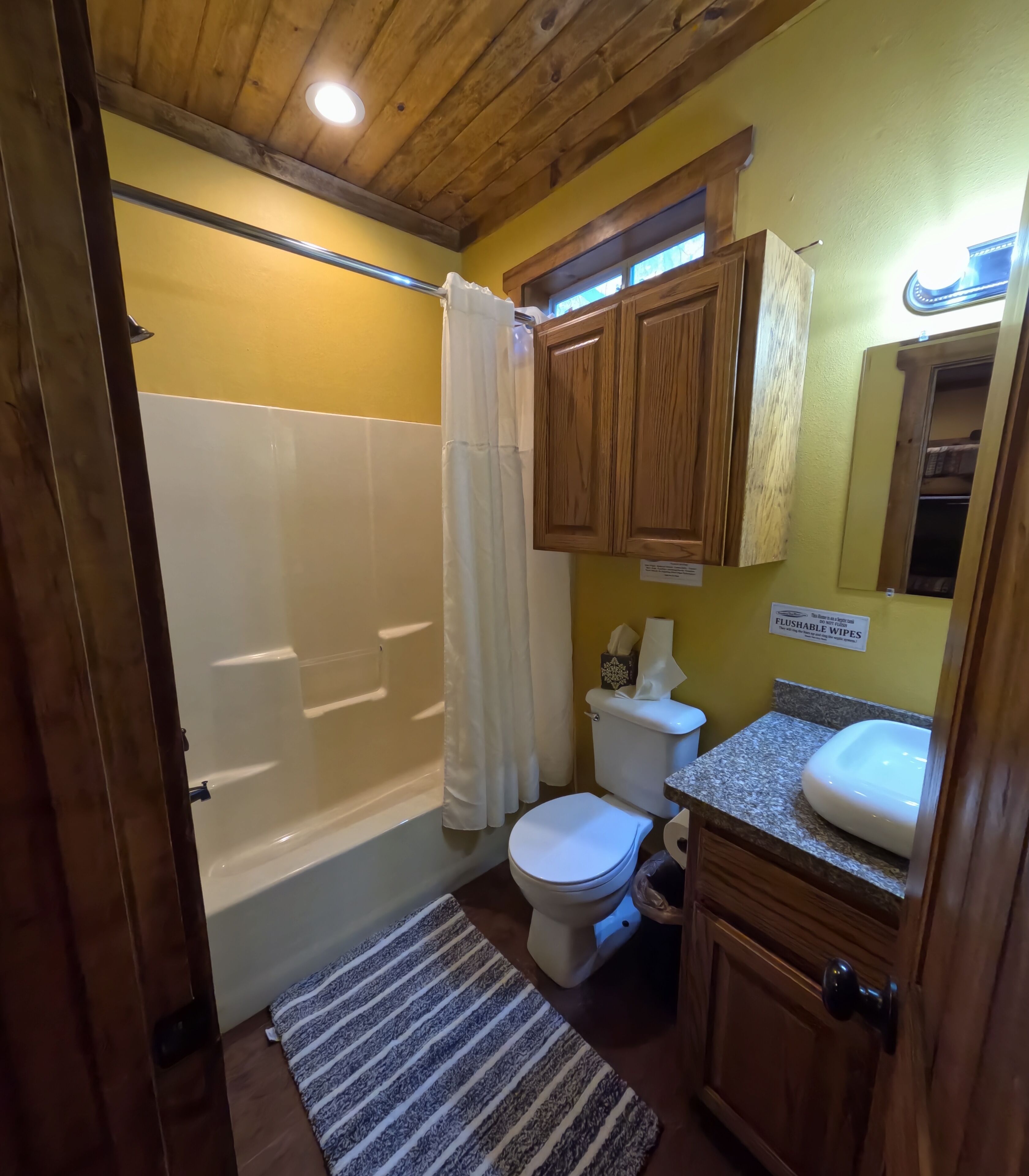 Une salle de bain avec une baignoire, des toilettes et un lavabo.