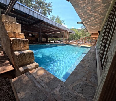 Adelynn's Hideaway, Exclusive Private Riverfront @Vacation Frio River Room #2