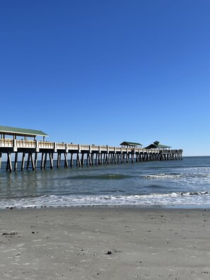 Rannalla, rantapyyhkeitä