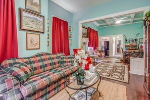 Smart TV, fireplace, video games, DVD player - Apt #3 - Historic Apt Downtown by Riverwalk, Pearl Brewery, Ft. Sam & Trinity  (San Antonio)