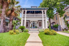 Exterior - Apt #3 - Historic Apt Downtown by Riverwalk, Pearl Brewery, Ft. Sam & Trinity  (San Antonio)