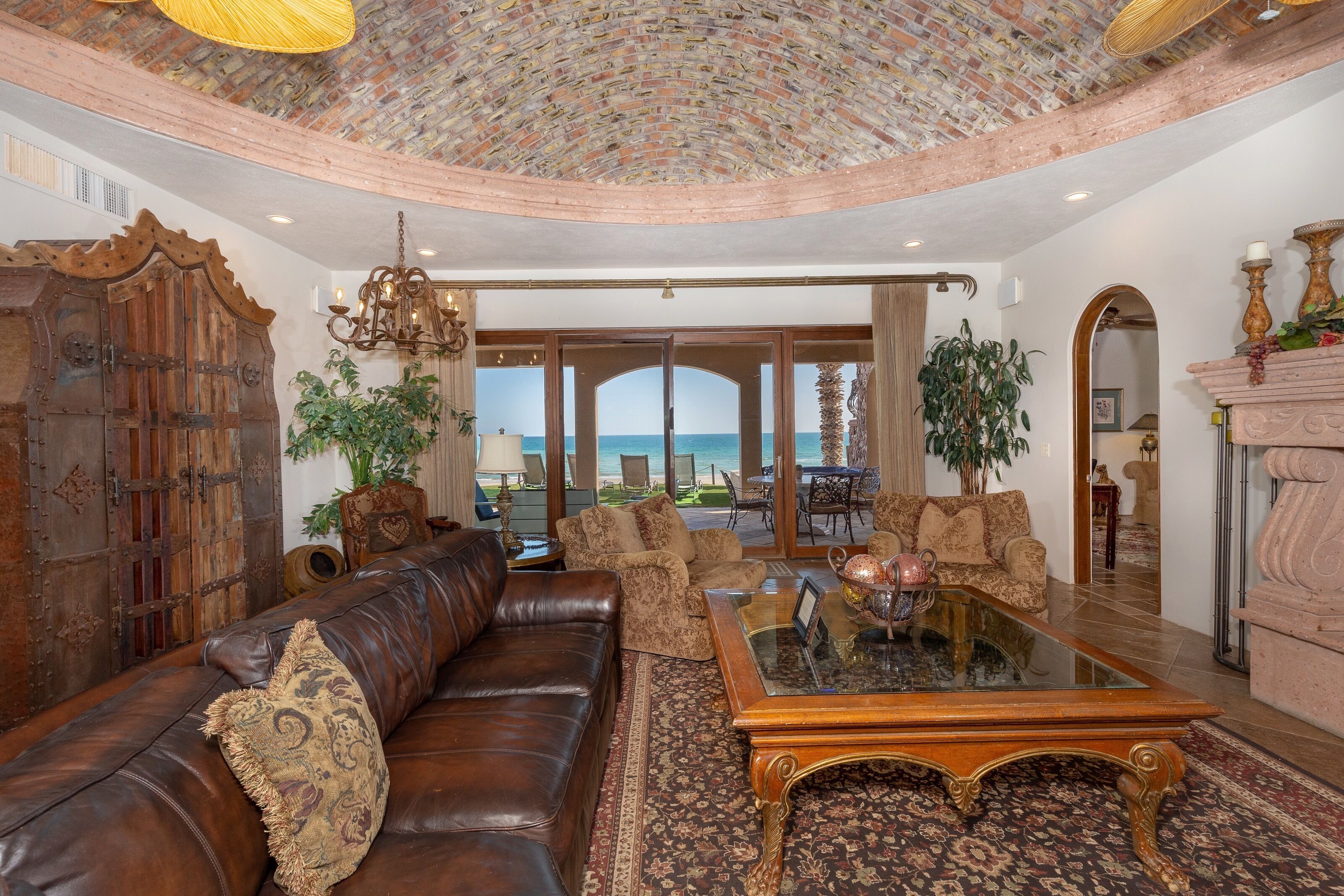 Een smart-tv, een open haard, een dvd-speler en een filmbibliotheek