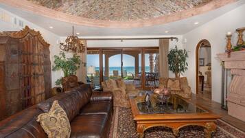 Smart-TV, peis, DVD-spiller og filmbibliotek