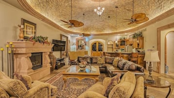 Smart-TV, peis og bøker