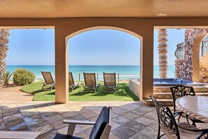 Outdoor dining - Unparalleled Luxury--Beach Front House On The Water • Private Jacuzzi • Grill (Puerto Peñasco)