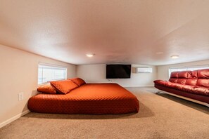 1 bedroom, desk, travel crib, free WiFi