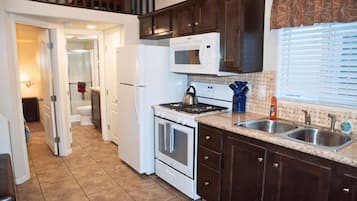 Een koelkast, een magnetron, een oven, een kookplaat