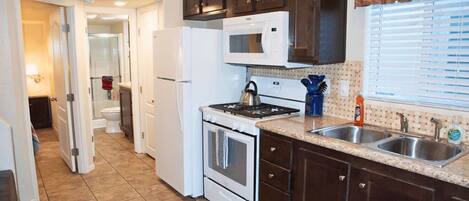 Køleskab, mikrobølgeovn, ovn, kogeplade